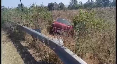 धनोरा: तेज रफ्तार कार घाट के नीचे अनियंत्रित होकर उतरी, कार सवार तीन लोगों को आई मामूली चोट