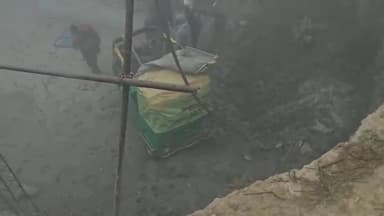 मीनापुर: नरमा डीह गांव में निर्माणाधीन पुल पर ऑटो पलटने से 6 यात्री घायल, पथ निर्माण विभाग से शिकायत