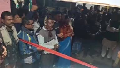 ডোমকল: ডোমকলে “বাংলা বাঁচাও যাত্রা” মঞ্চ থেকে রাজ্যের প্রথম পরিযায়ী শ্রমিক সহায়তা কেন্দ্র চালু করল সিপিআইএম