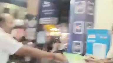 தாம்பரம்: தாம்பரம் மாநகராட்சிக்கு உட்பட்ட பகுதிகளில் அதிமுக சார்பில் துண்டு பிரசுரங்கள் விநியோகம்