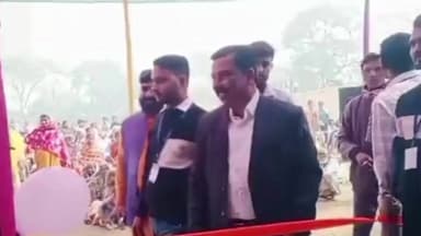 ফরাক্কা: সোশ্যাল এডুকেশন ও ট্রাস্টের উদ্যোগে ফারাক্কার বেওয়া গ্রামে দরিদ্র মানুষের হাতে শীত বস্ত্র দেওয়া হয়