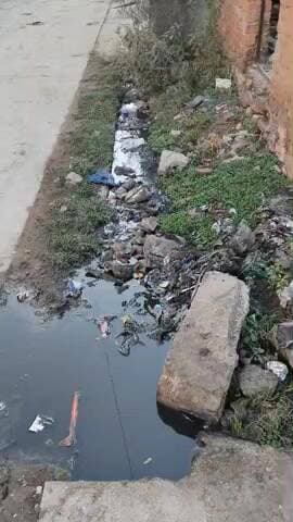 Charbhuja Maruti Nagar ka video hai jo kariban Dhai mahine se yah line nali jaam padi hai na nagarpalika ki nind ud rahi