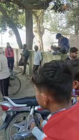 सेवा समिति आटेपुर पर यूरिया को ब्लैक करो रहे है