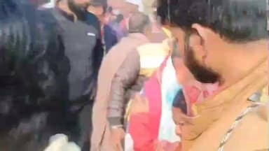 रिविलगंज: जखुआ गांव में युवक की गला रेतकर हत्या, ग्रामीणों ने किया सड़क जाम