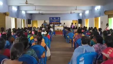 விராலிமலை: தேங்காய்தின்னி பட்டி சமுதாய நலக்கூடத்தில் விராலிமலை வட்ட சட்டப் பணிகள் குழு நடத்திய சட்ட விழிப்புணர்வு முகாம் நடைபெற்றது நீதிபதி மணிமேகலை பங்கேற்பு