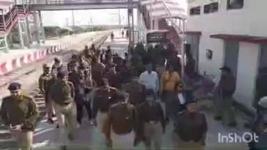 हल्द्वानी: हल्द्वानी रेलवे स्टेशन में एसएसपी मंजुनाथ टीसी ने जीआरपी और आरपीएफ के अधिकारियों के साथ सुरक्षा व्यवस्था का लिया जायजा