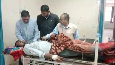 चूरू: दो ट्रक की भिड़ंत में घायल 35 वर्षीय ट्रक ड्राइवर को चूरू अस्पताल लाया गया, ट्रक में आर्मी का सामान था