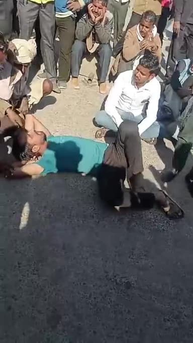 आगे भी यह #रोटी मिलती रहे इसलिए किसान खाद मांग रहा
खरगापुर चक्का जाम 09/12/25 को भी
जय जवान जय किसान,, किसान मज़दूर एकता जिन्दाबाद
ओबीसी महासभा जिंदाबाद
माननीय Collector Tikamgarh Dr Mohan Yadav C