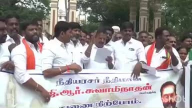 மதுரை தெற்கு: திருப்பரங்குன்றம் மலை உச்சியில் தீபம் ஏற்றும் விவகாரம் மாவட்ட நீதிமன்றம் முன்பாக பாஜக வழக்கறிஞர்கள் ஆர்ப்பாட்டம்