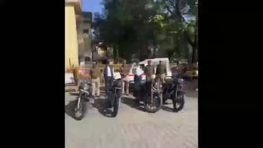 झांसी: इलाहाबाद बैंक चौराहे पर टीआई ने यातायात उल्लंघन करने वाली पांच बुलेट को किया सीज