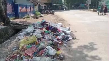 அருப்புக்கோட்டை: பழைய பேருந்து நிலையம் அருகே பெருமாள் கோவில் பின்புறம் திறந்தவெளியில் குப்பைகளை ஓட்டல் கழிவு இறைச்சி கழிவுகளை கொட்டுவதால் நோய் தொற்றும் அபாயம்