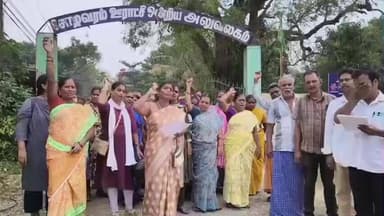 பொன்னேரி: சோழிப்பாளையம் பாலமுருகன் நகர் சாலையை சீரமைத்திட வேண்டி வட்டார வளர்ச்சி அலுவலகத்தை முற்றுகையிட்டு மக்கள் போராட்டம்.