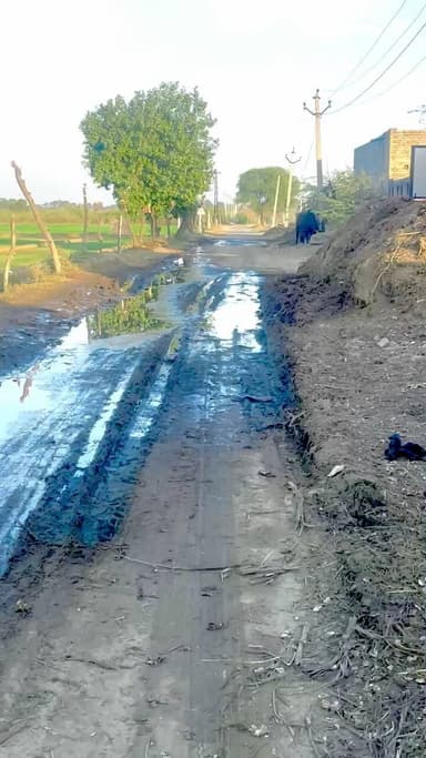 दो एन जी एम गांव पंचायत खेतावाली ढाणी तहसील रावतसर ।गाव का सारा पानी मेन सड़क पर इकट्ठा हो रहा ह और वाहनो को चलने में हो रही ह दिक़्क़त धन्यवाद