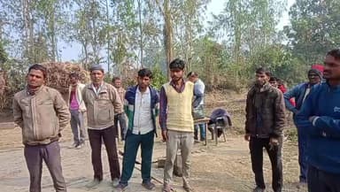 बढ़ेपुरा गन्ना क्रय केंद्र पर किसानों का आरोप, नहीं दी जा रही पर्चियां एल एच शुगर फैक्ट्री पीलीभीत का क्रय केंद्र।