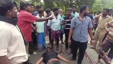 ஆண்டிப்பட்டி: ஆண்டிபட்டி அருகே 2 சக்கர வாகனம் மீது தனியார் பேருந்து மோதி விபத்து - 108 வர தாமதம் - ஆட்டோவில் ஏற்றிவிட்ட போலீசாருக்கு பாராட்டு