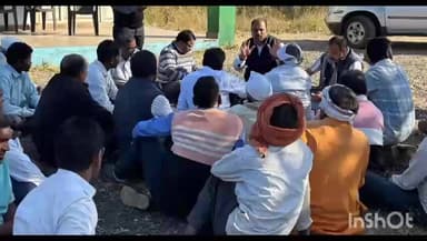 आठनेर: पारसढोह नहर पर विधायक और भाजपा जिला महामंत्री ने किसानों की पीड़ा सुनने के लिए ज़मीन पर बैठकर की बात