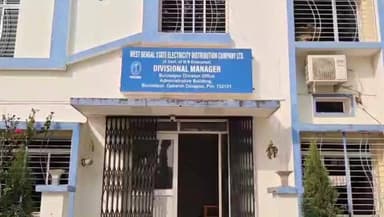 বংশীহারী: বিদ্যুতের খুঁটি সরানোকে কেন্দ্র করে অর্থ লেনদেনের অভিযোগ,বদলি বুনিয়াদপুরের ডিভিশনাল ম্যানেজার