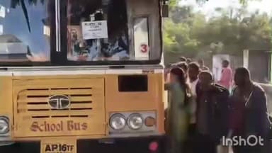 వాజేడు: ఏటూర్ నాగారంలో పోలింగ్ సామగ్రితో తరలిన సిబ్బంది