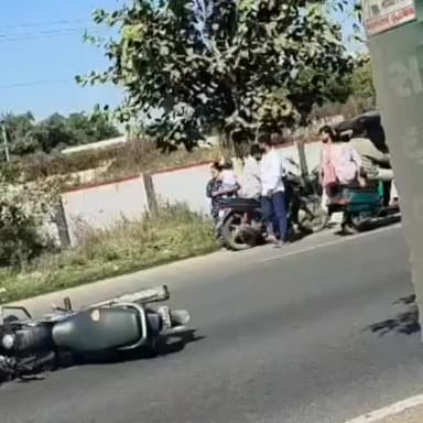 રાજકોટ દક્ષિણ: વાજડી ગામ નજીક અજાણ્યો વાહનચાલક બાઈક ચાલકને હડફેટે લઈ ફરાર,ગંભીર રીતે ઇજાગ્રસ્ત બાઈકચાલકને સારવાર અર્થે હોસ્પિટલ ખસેડાયો