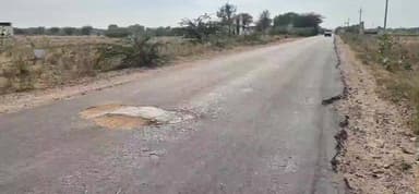 मूंडवा: मूंडवा से रोल जाने वाले रोड पर बने गड्ढे के कारण यहां हो चुकी एक मौत