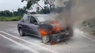 தாராபுரம்: காதப்புள்ளபட்டி பகுதியில் சாலையில் சென்று கொண்டிருந்த கார் திடீரென தீப்பிடித்து எறிந்ததால் பரபரப்பு