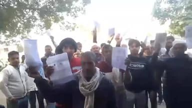 तिर्वा: इंदरगढ में साधन सहकारी समिति पर टोकन के बाद भी खाद न मिलने पर किसानों ने किया हंगामा