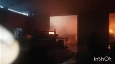 പറവൂർ: എടയാർ വ്യവസായ മേഖലയിൽ പ്ലൈവുഡ് നിർമ്മാണ ഫാക്ടറിയിൽ തീപിടുത്തം ലക്ഷങ്ങളുടെ നാശനഷ്ടം ഉണ്ടായി
