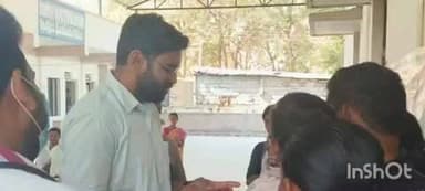 భద్రాచలం: చర్ల మండల కేంద్రంలోని ప్రభుత్వ ఆసుపత్రిని, ఎన్నికల సామాగ్రి పంపిణీని పరిశీలించిన జిల్లా కలెక్టర్