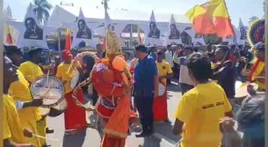 ಮೈಸೂರು: ಡೆವಿಲ್ ಚಿತ್ರದ ಯಶಸ್ಸಿಗೆ ಕೋಟೆ ಆಂಜನೇಯ ಸ್ವಾಮಿ ದೇವಾಲಯದಲ್ಲಿ ವಿಶೇಷ ಪೂಜೆ ಸಲ್ಲಿಕೆ, ಅದ್ದೂರಿ ಮೆರವಣಿಗೆ