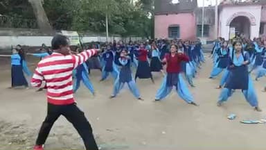 घोसी: घोसी के कस्तूरबा गांधी बालिका विद्यालय में छात्राओं को जूडो कराटे का प्रशिक्षण दिया जा रहा है