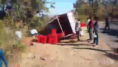 भैंसदेही: चिचोलीढाना के पास टमाटर से भरी पिकअप गाड़ी पलटी, टमाटर की लूट मची, चालक घायल