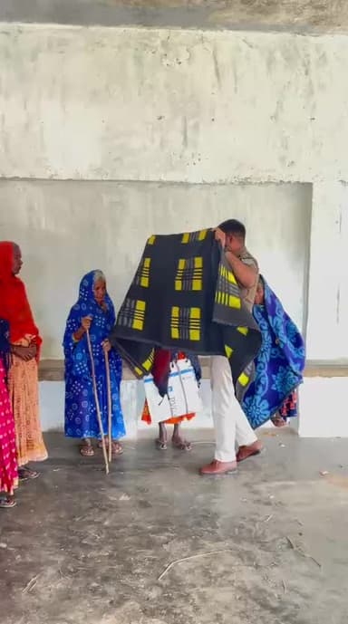 धुरकी: धुरकी थाना प्रभारी की मानवीय पहल: जरूरतमंद बुजुर्गों को 30 कंबल वितरित किए