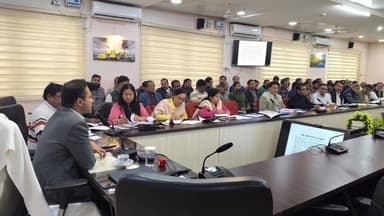 अशोक नगर: संकुल प्राचार्य को छात्रावासों की रोस्टर अनुसार करनी होगी निगरानी, कलेक्ट्रेट में विभागीय समीक्षा बैठक आयोजित