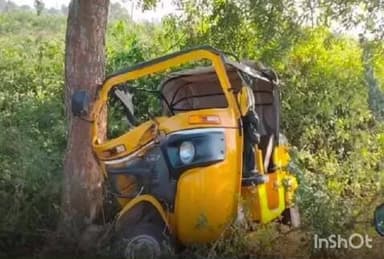 మణుగూరు: పినపాక మండల పరిధిలోని దుగినేపల్లి అడవి ప్రాంతంలో అదుపుతప్పి చెట్టును ఢీకొన్న ఆటో, డ్రైవర్ కి గాయాలు