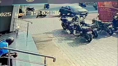 சங்கராபுரம்: சங்கராபுரம் பகுதியில் ஜவளிக்கடை முன்பு சாலையை கடந்த நபர் மீது பைக் மோதிய சம்பவத்தின் விபத்து ; பரபரப்பு சிசிடிவி