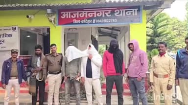 डंडखोरा: आज़मनगर: आज़मनगर में पुलिस ने एक शराबी सहित चार शराब तस्करों को 13.5 लीटर विदेशी शराब के साथ गिरफ्तार किया