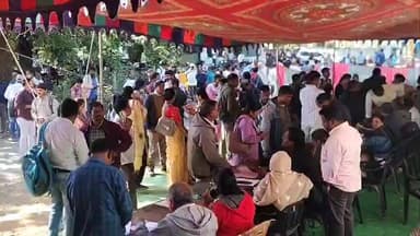 అసిఫాబాద్: కెరమెరి మండల కేంద్రంలో ఎన్నికల ఏర్పాట్లు చేస్తున్న ఎన్నికల అధికారులు