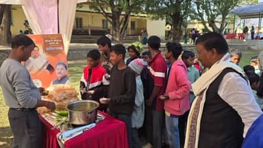 नामकुम: नामकुम के किशोर विद्यालय में सोनिया गांधी का जन्मदिन धूमधाम से मनाया गया