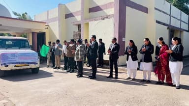 अशोक नगर: प्रधान जिला न्यायाधीश ने न्यायालय परिसर से नेशनल लोक अदालत के प्रचार रथ को हरी झंडी दिखाकर किया रवाना