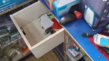 मेहसी: बाजार चौक स्थित राजा मोबाइल एंड इलेक्ट्रॉनिक दुकान के वेंटिलेटर से अज्ञात चोरों ने नगद समेत लाखों की चोरी की