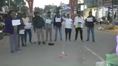 ପାଟଣାଗଡ: ବିଧାୟକ ଙ୍କ ଦରମା ବୃଦ୍ଧି କୁ ନେଇ କଲେଜ ଛକରେ କେଏମ ଏମ ପକ୍ଷରୁ ଅଭିନବ ପ୍ରତିବାଦ