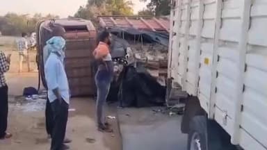 ఇబ్రహీంపట్నం: చిలుకూరులో మద్యం సీసాలలోడుతో వెళుతున్న డీసీఎం బోల్తా, బీరు సీసాలు మద్యం బాటిల్లు ధ్వంసం