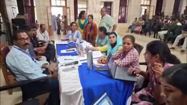 കാസര്ഗോഡ്: തദ്ദേശ തെരഞ്ഞെടുപ്പ് ജില്ലയിൽ സ്വീകരണ വിതരണ കേന്ദ്രങ്ങളിൽ നിന്നും വോട്ടിങ് മിഷനുകളും അനുബന്ധ സാമാഗ്രികളും വിതരണം ചെയ്തു