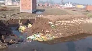 खतौली: खतौली के भूड़ इलाके में सिचाई विभाग की बड़ी लापरवाही उजागर, रजबाहा टूटने से पानी कॉलोनी में पहुंचा