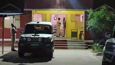 கண்டச்சிபுரம்: ஆற்காடு கிராமத்தில் மாட்டு வண்டியில் மணல் கடத்தி வந்த2 மாட்டு வண்டிகள் பறிமுதல்