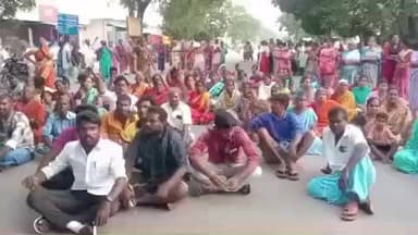 அருப்புக்கோட்டை: பெட்ரோல் குண்டு வீசி சம்பவத்தில் சிறுவன் மற்றும் கைது செய்து இருப்பதாக கூறி பொதுமக்கள் சாலை மறியல்