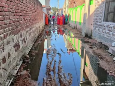 उच्चैन: भरतपुर: उच्चेन सड़क निर्माण की मांग को लेकर विशन कॉलोनी की महिलाओं ने किया प्रदर्शन