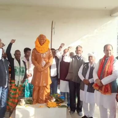 ईचागढ़: टीकर पारगाना चौक पर स्वर्गीय नकुल बेसरा की जयंती मनाई गई