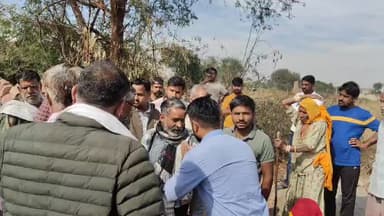 मेड़ता रोड के अंदर रास्ता रोकने के लिए पत्थर वगैरह लेकर आई हमारे को 15 फुट का रास्ता चाहिए