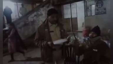 అసిఫాబాద్: వాంకిడిలో డబ్బులు పంచుతూ దొరికిన అభ్యర్థులు